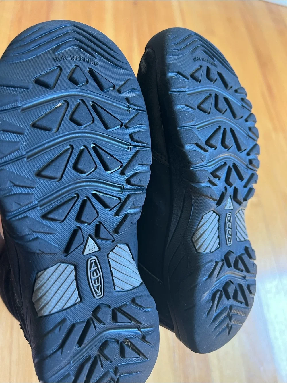 KEEN Kids Black Winter Boots size 1 - Waterproof Boots, Non-Marking Sole